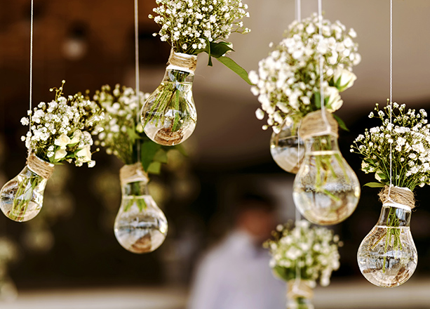 Des guirlandes de fleurs pour la décoration de salle de mariage | GiFi