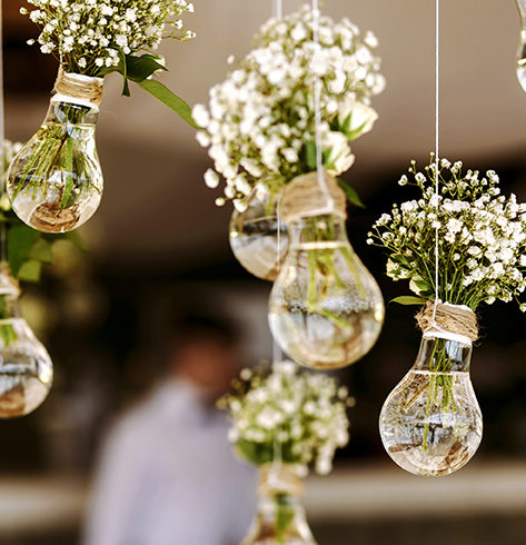 Des guirlandes de fleurs pour la décoration de salle de mariage | GiFi